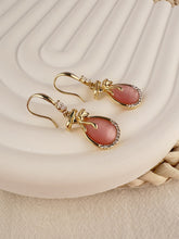 Minimalistische wassertropfenförmige Ohrringe