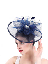 Breitkrempige Netz-Hüte für besondere Anlässe