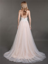 Spaghettiträger V-Ausschnitt Brautkleid mit Schleppe Champagner