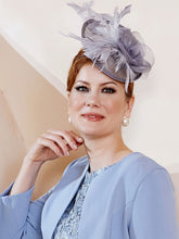 Federbesetzter Netzleinen-Kopfschmuck-Banketthut