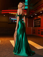 Schulterfreies Abschlussballkleid mit Frontsplit Dunkelgrün