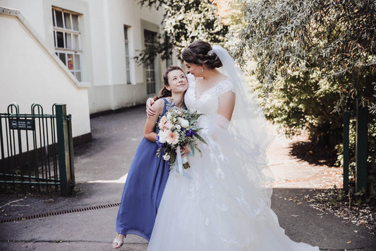 Wie organisiert man eine weiße Hochzeit? | 2 Arten von weißen Brautjungfernkleider