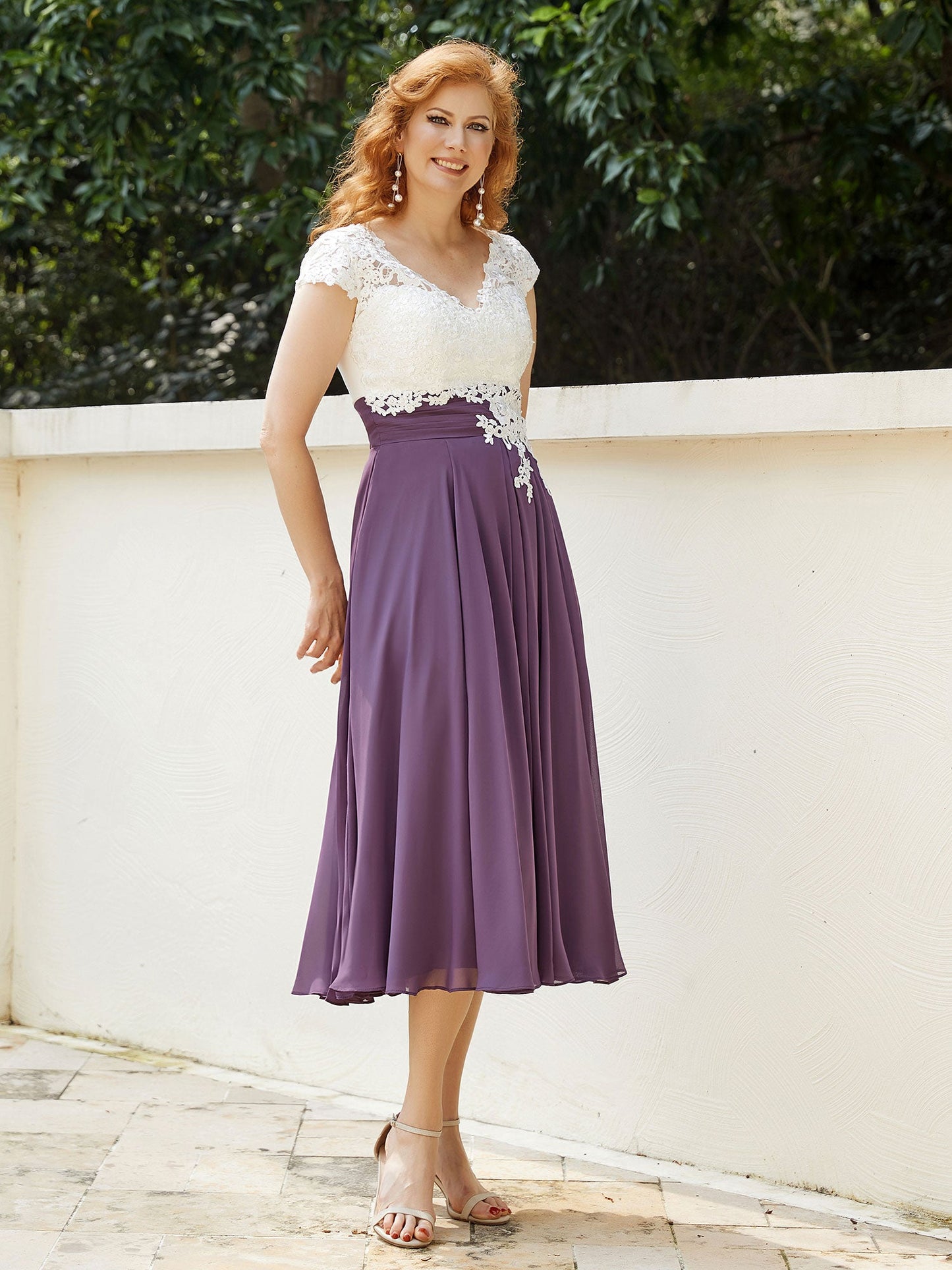 V-Ausschnitt Chiffon Kleid mit Elfenbein Appliqued Mieder Traube