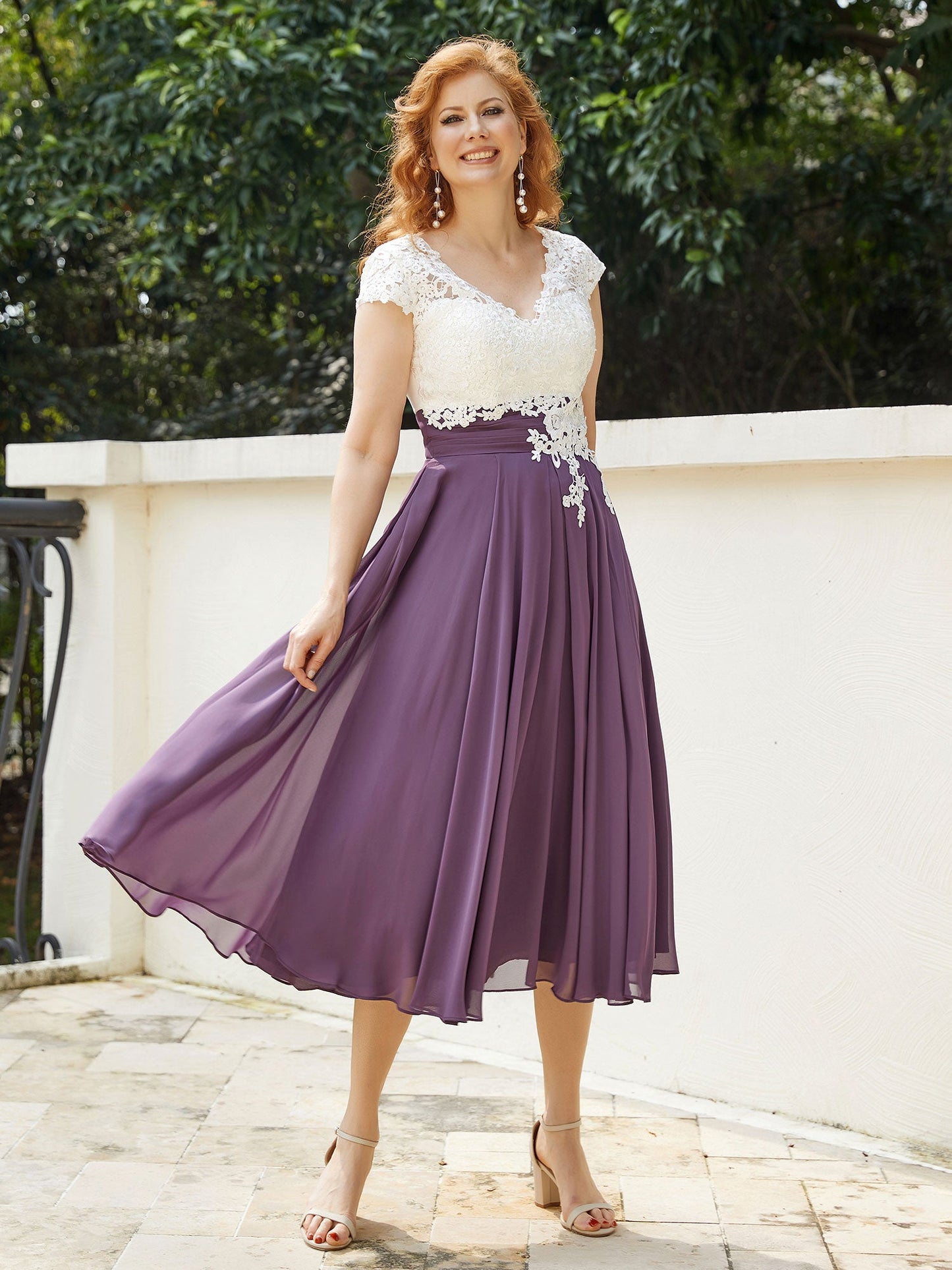 V-Ausschnitt Chiffon Kleid mit Elfenbein Appliqued Mieder Traube