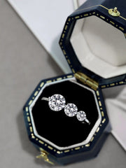 Runder, dreifach funkelnder Zirkonring in S925