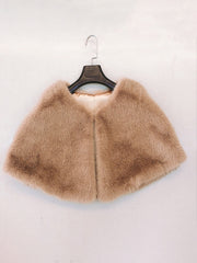 Stylischer Kunstpelz-Schal für besondere Anlässe