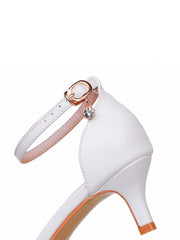 Weiße Spitze und Strass verzierte spitz zulaufende Hochzeitsschuhe