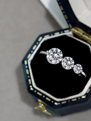 Runder, dreifach funkelnder Zirkonring in S925