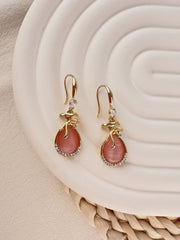 Minimalistische wassertropfenförmige Ohrringe