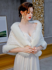 Modischer Brautschal Aus Kunstfell Für Die Hochzeit
