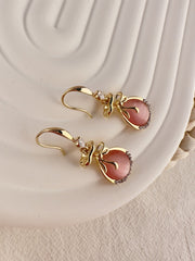 Minimalistische wassertropfenförmige Ohrringe