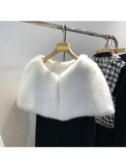 Stylischer Kunstpelz-Schal für besondere Anlässe