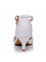 Weiße Spitze und Strass verzierte spitz zulaufende Hochzeitsschuhe