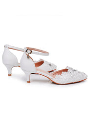 Weiße Spitze und Strass verzierte spitz zulaufende Hochzeitsschuhe