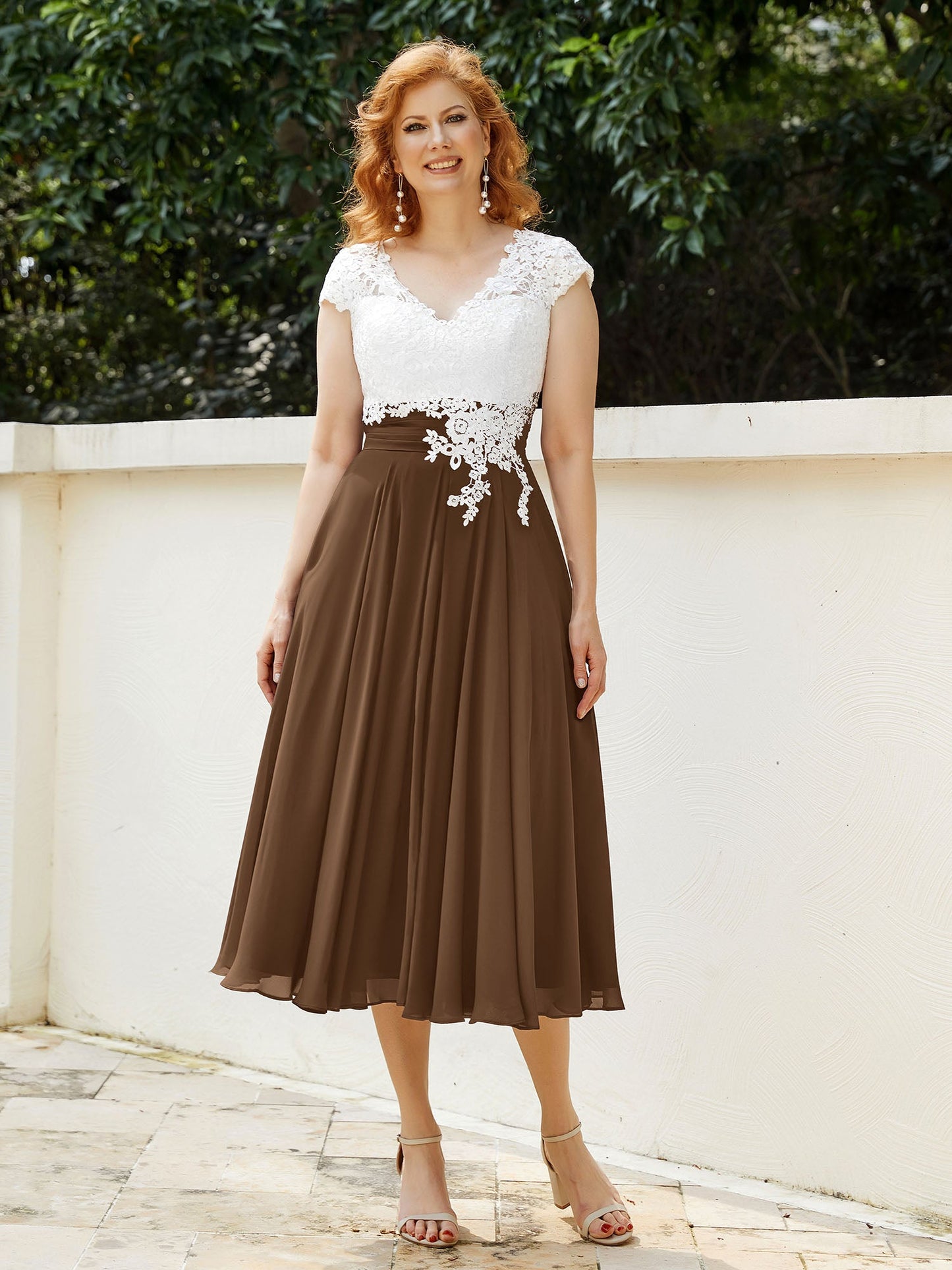 V-Ausschnitt Chiffon Kleid mit Elfenbein Appliqued Mieder Braun