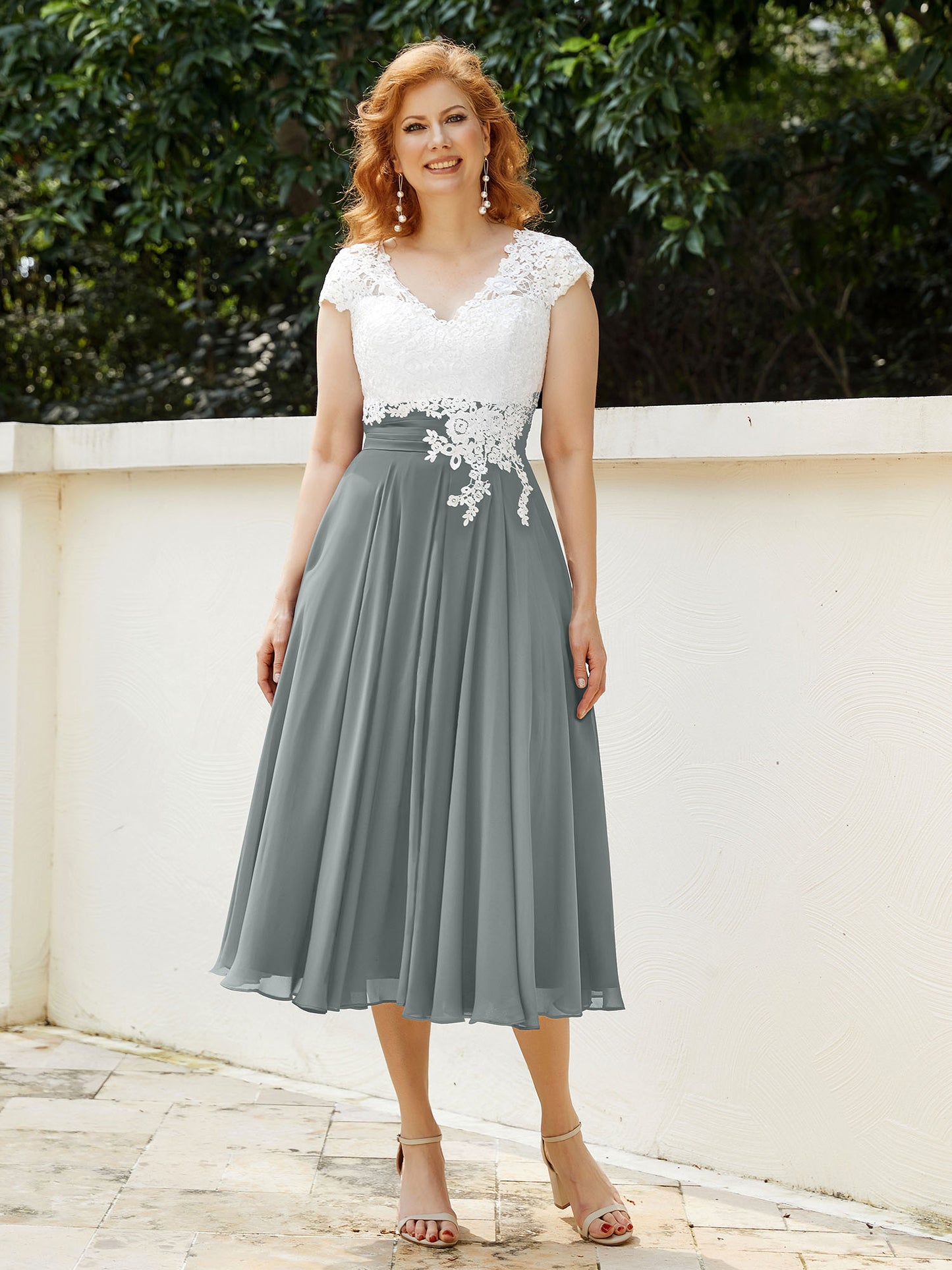 V-Ausschnitt Chiffon Kleid mit Elfenbein Appliqued Mieder Stahlgrau