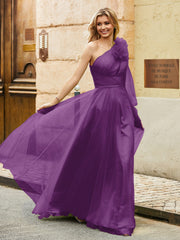 Geschichtetes Blumen One-Shoulder A-Linie Tüllkleid Traube
