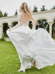 Tief V-Ausschnitt Kapelle Zug Brautkleid mit Knöpfen Champagner