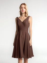 V-Ausschnitt Plissee Mieder Minikleid mit rundem Rock Schokolade