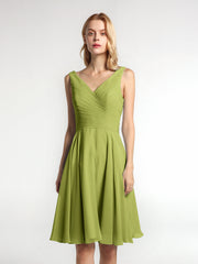 V-Ausschnitt Plissee Mieder Minikleid mit rundem Rock Klee
