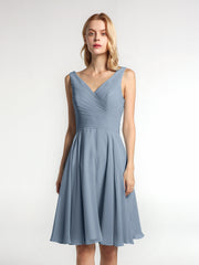 V-Ausschnitt Plissee Mieder Minikleid mit rundem Rock Staubiges Blau