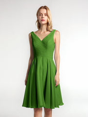 V-Ausschnitt Plissee Mieder Minikleid mit rundem Rock Moos