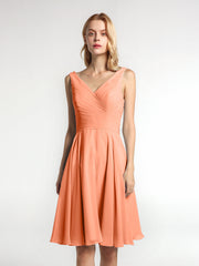 V-Ausschnitt Plissee Mieder Minikleid mit rundem Rock Papaya