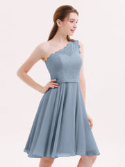 Eine Schulter Kurz Spitze Brautjungfernkleid Staubiges Blau