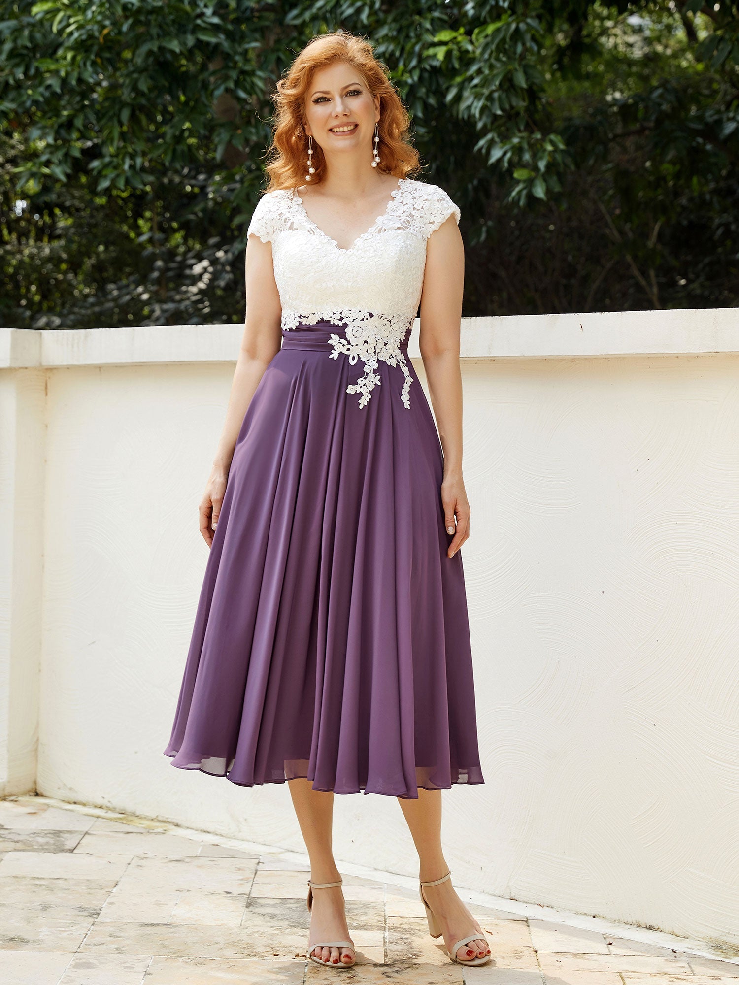 V-Ausschnitt Chiffon Kleid mit Elfenbein Appliqued Mieder Traube